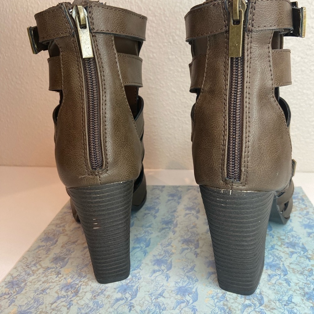 Bamboo~NIB~Faux Leather Lace Up & Double Buckle Cage Style Ankle Boot~Size 10 - Picture 4 of 14